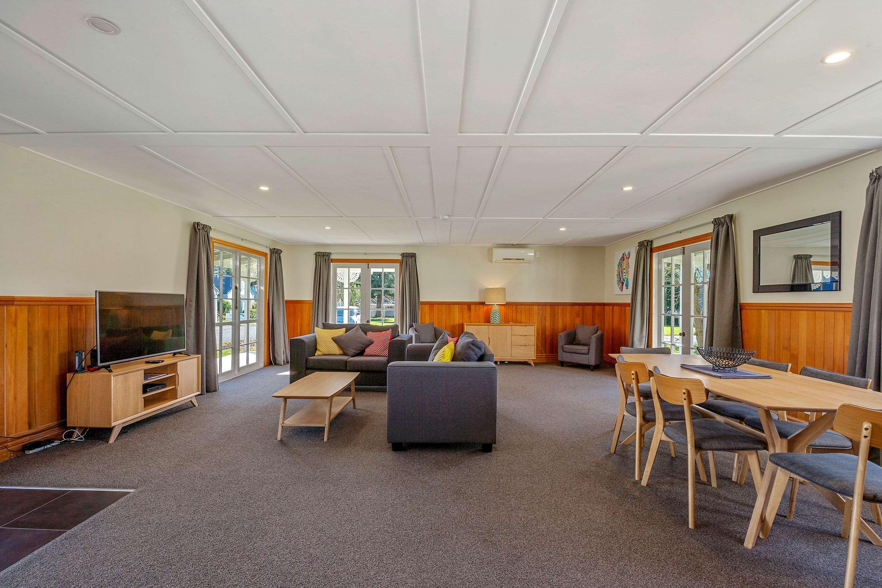 Huka Falls Resort Таупо Екстериор снимка The common room at the University of Waikato's Melville Hall