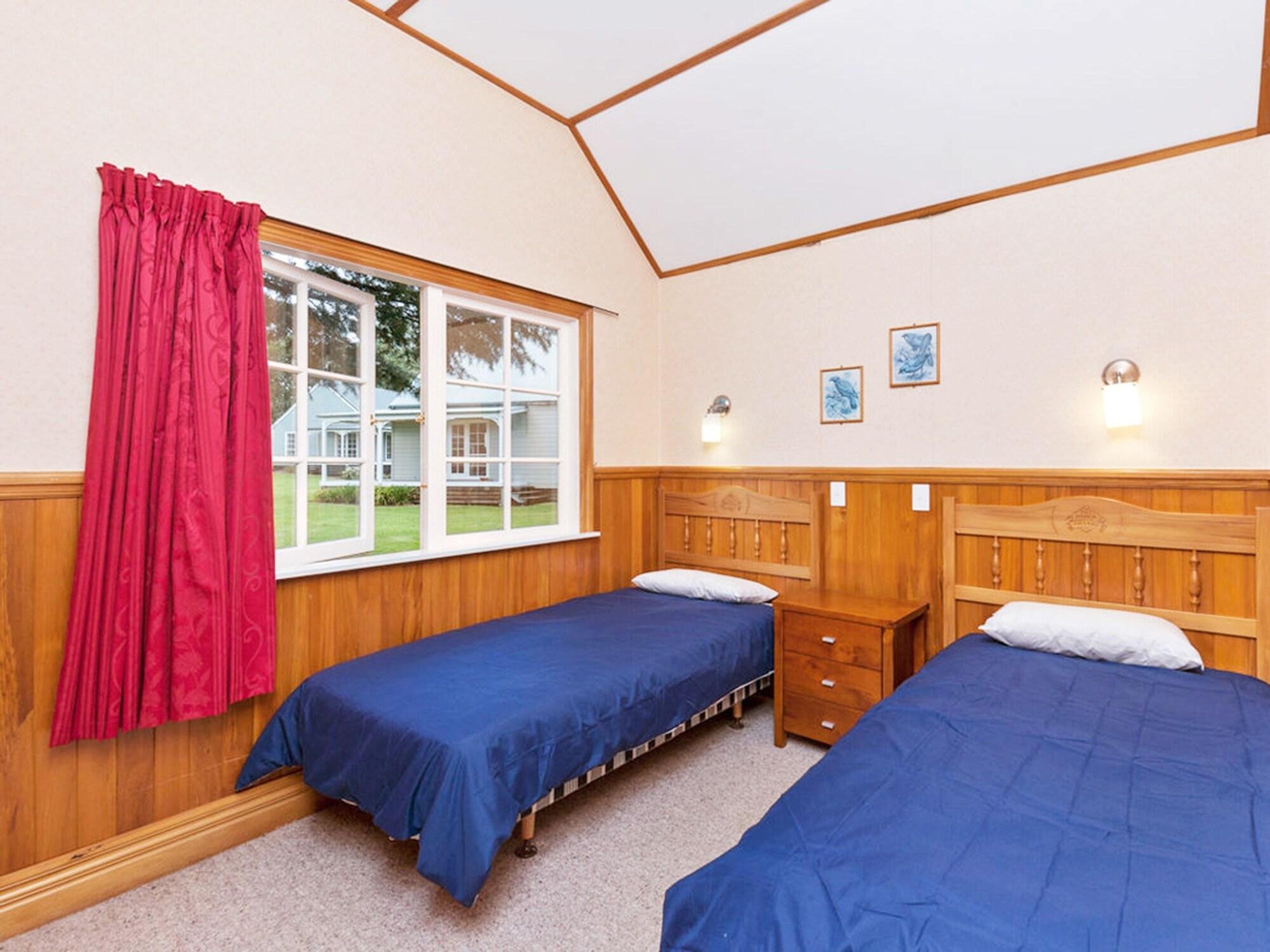 Huka Falls Resort Таупо Екстериор снимка A typical bedroom at the lodge