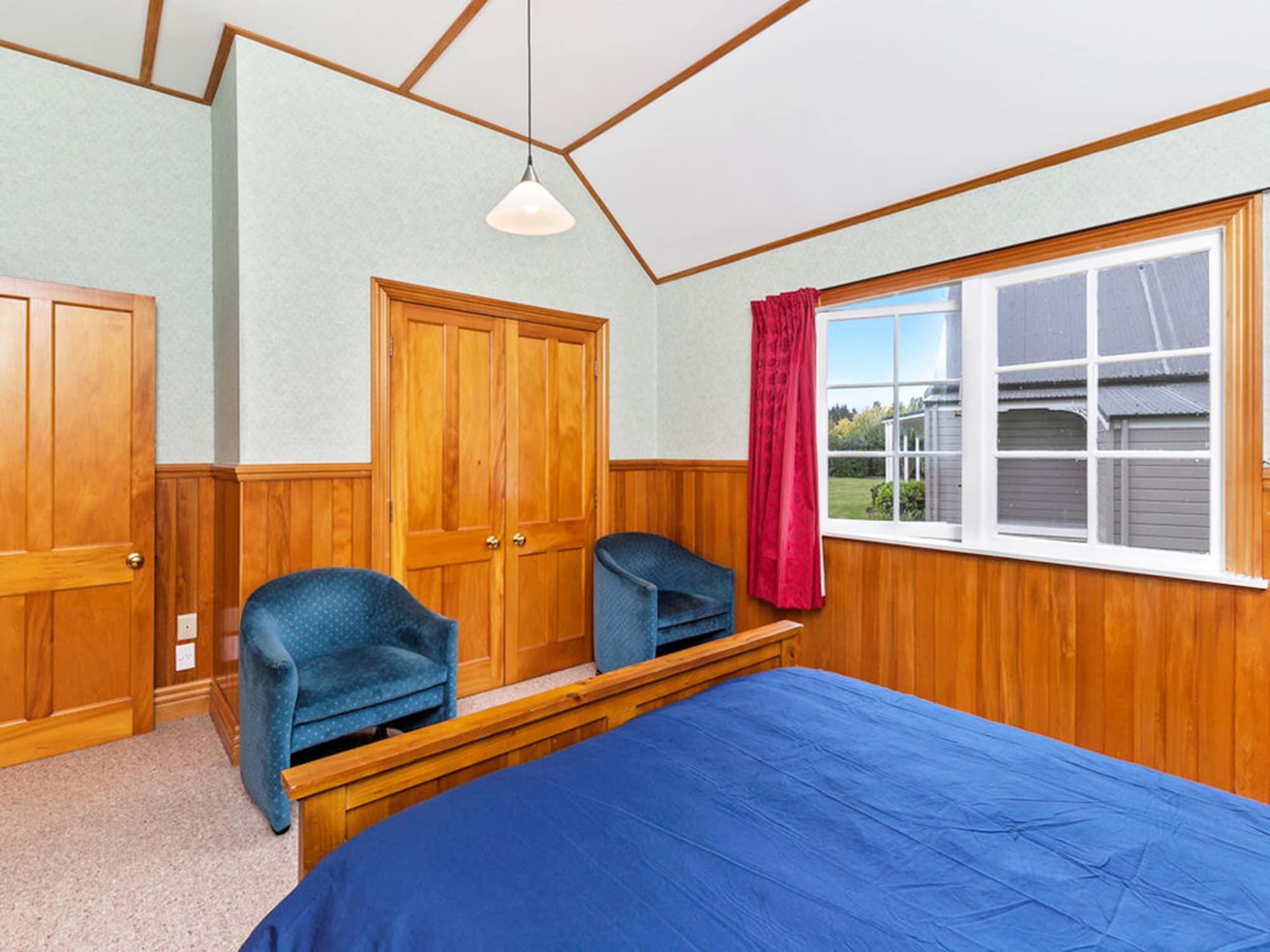 Huka Falls Resort Таупо Екстериор снимка A bedroom with tongue-and-groove panelling