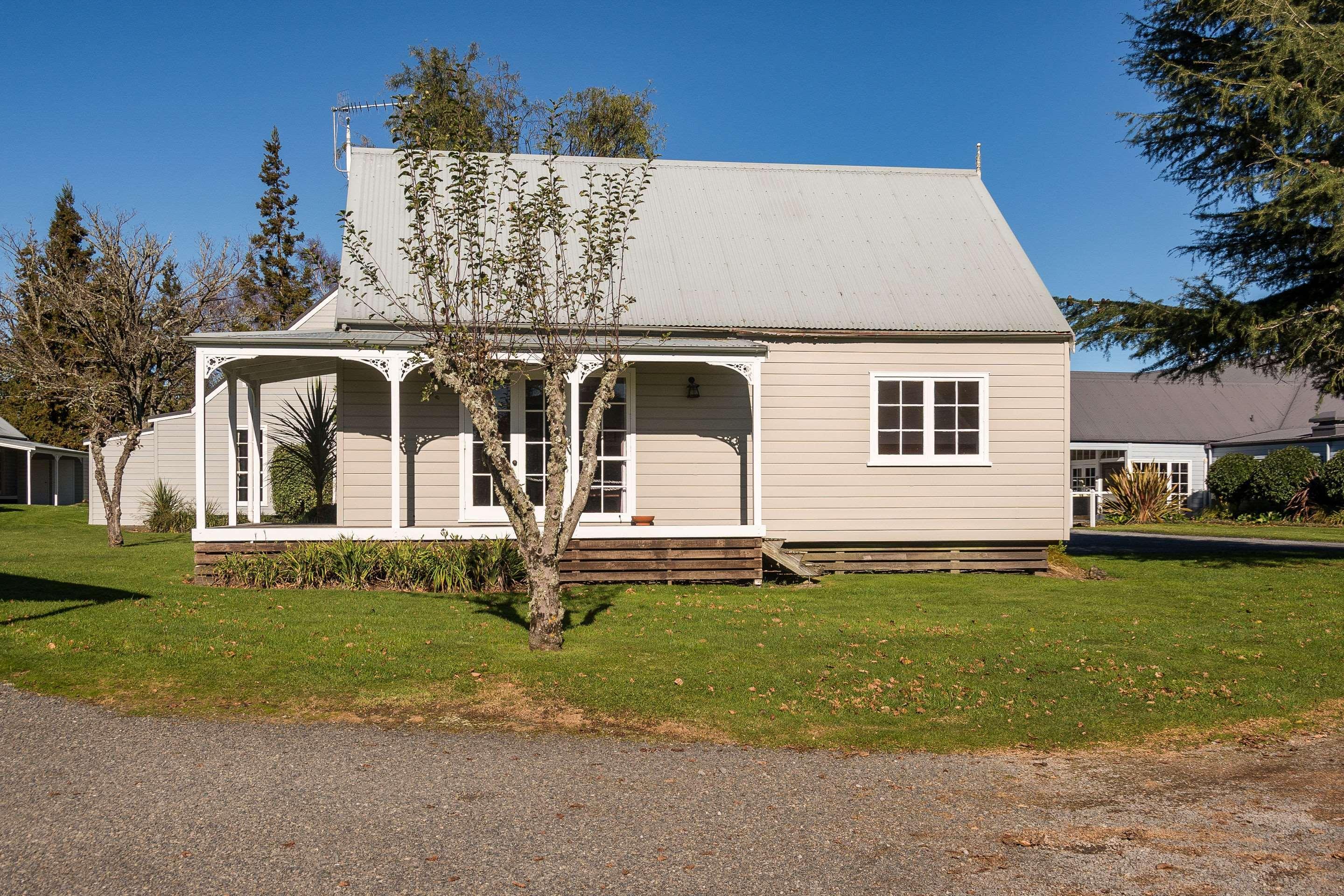 Huka Falls Resort Таупо Екстериор снимка The former school building, now a private residence