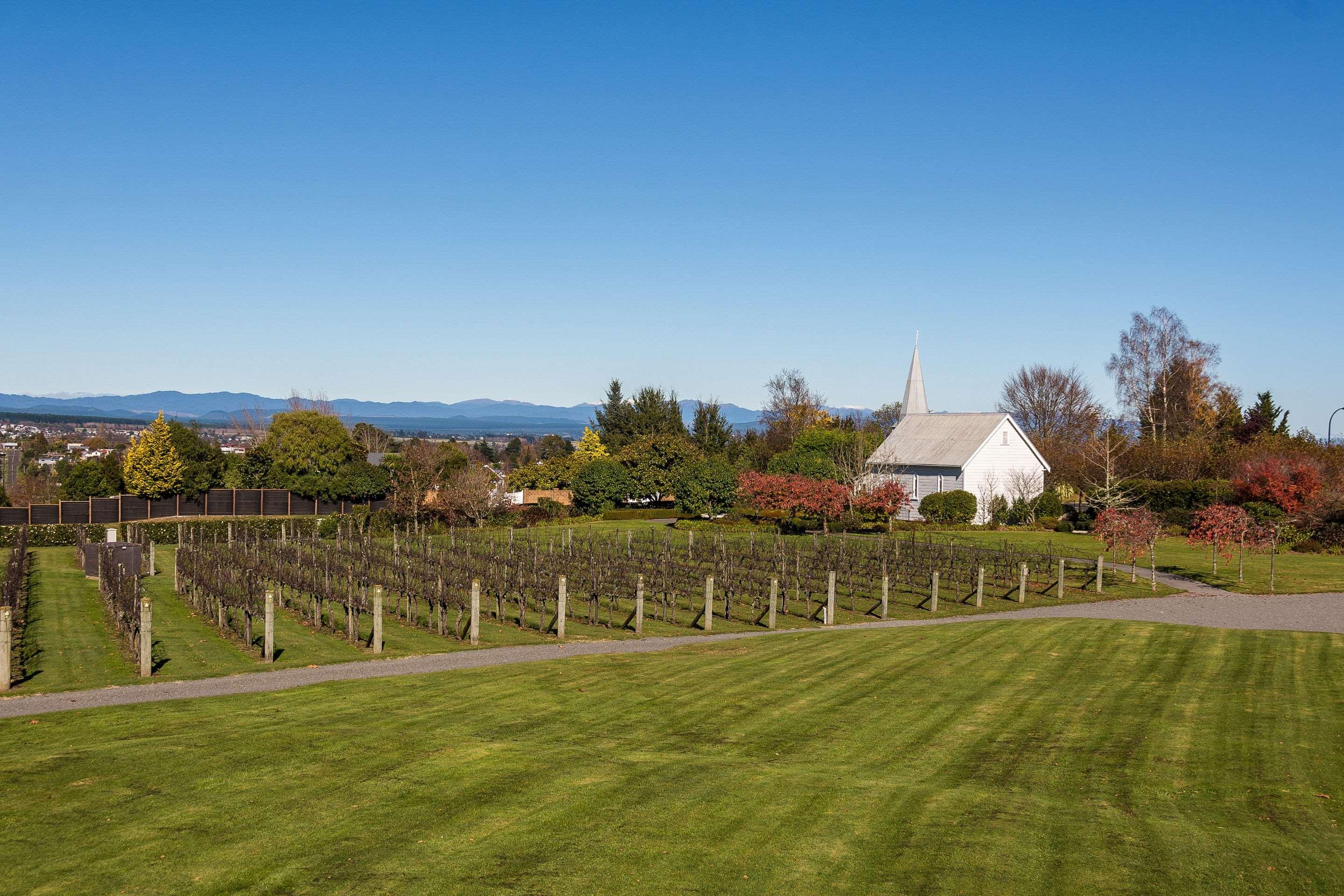Huka Falls Resort Таупо Екстериор снимка The church and the vineyard