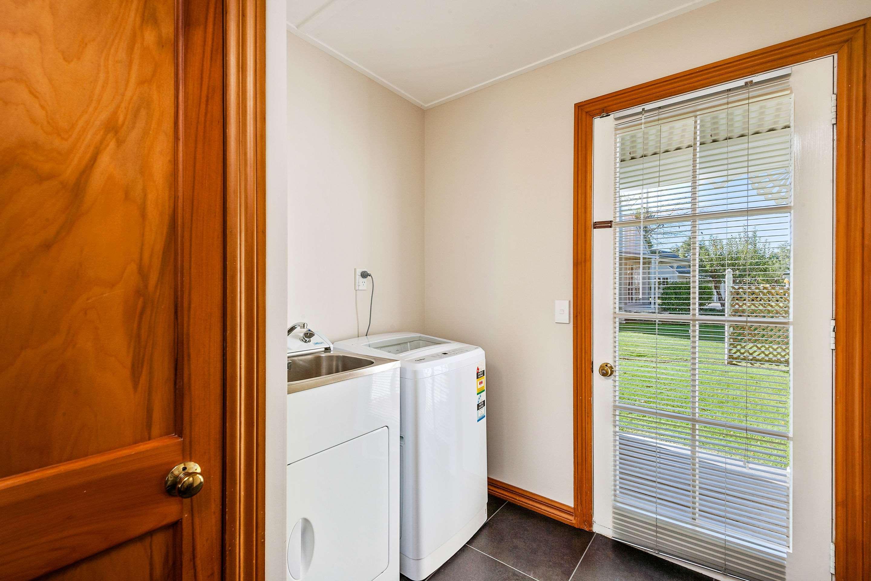 Huka Falls Resort Таупо Екстериор снимка A laundry room in a house