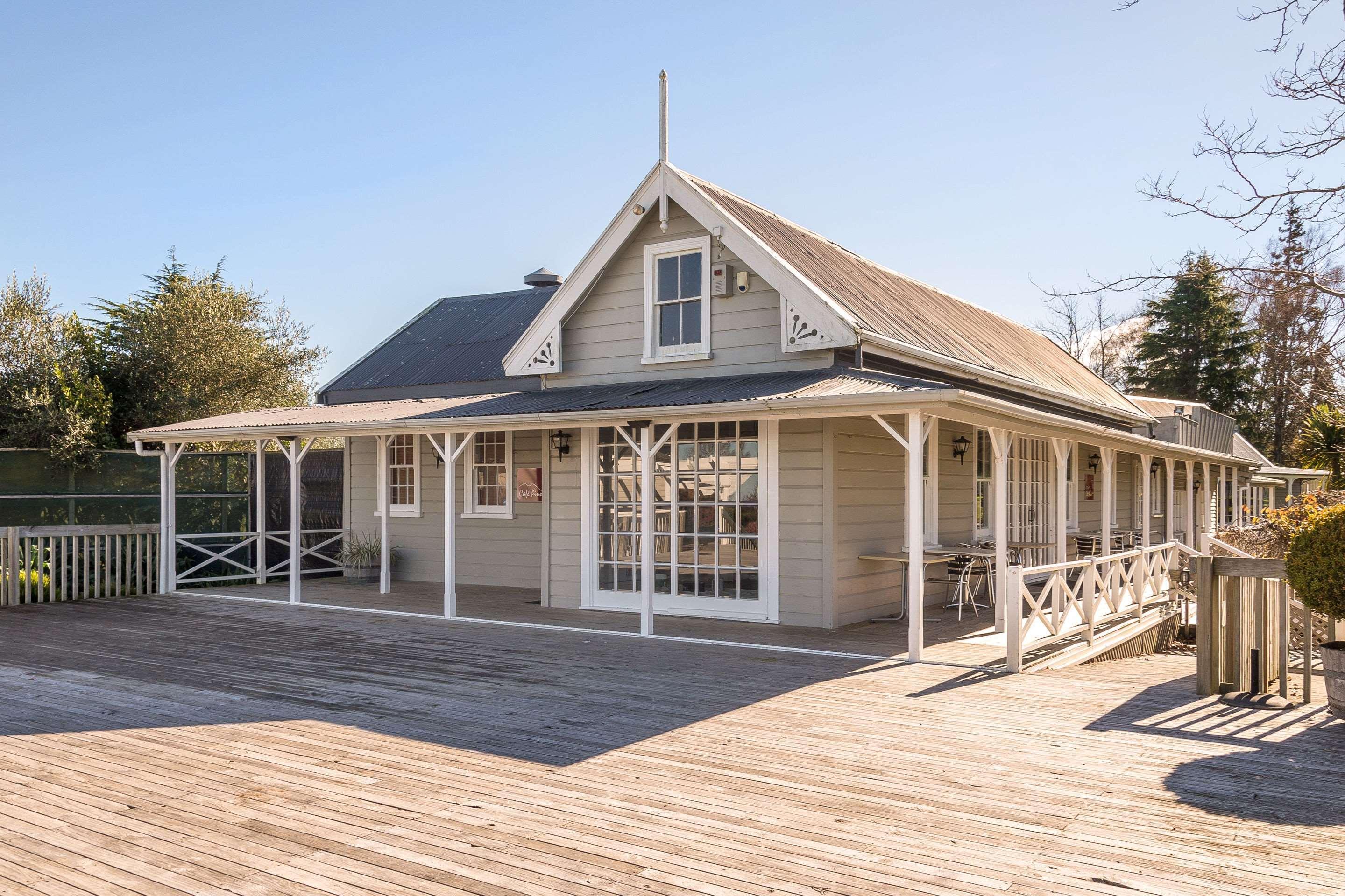 Huka Falls Resort Таупо Екстериор снимка The former station building at the station's current location