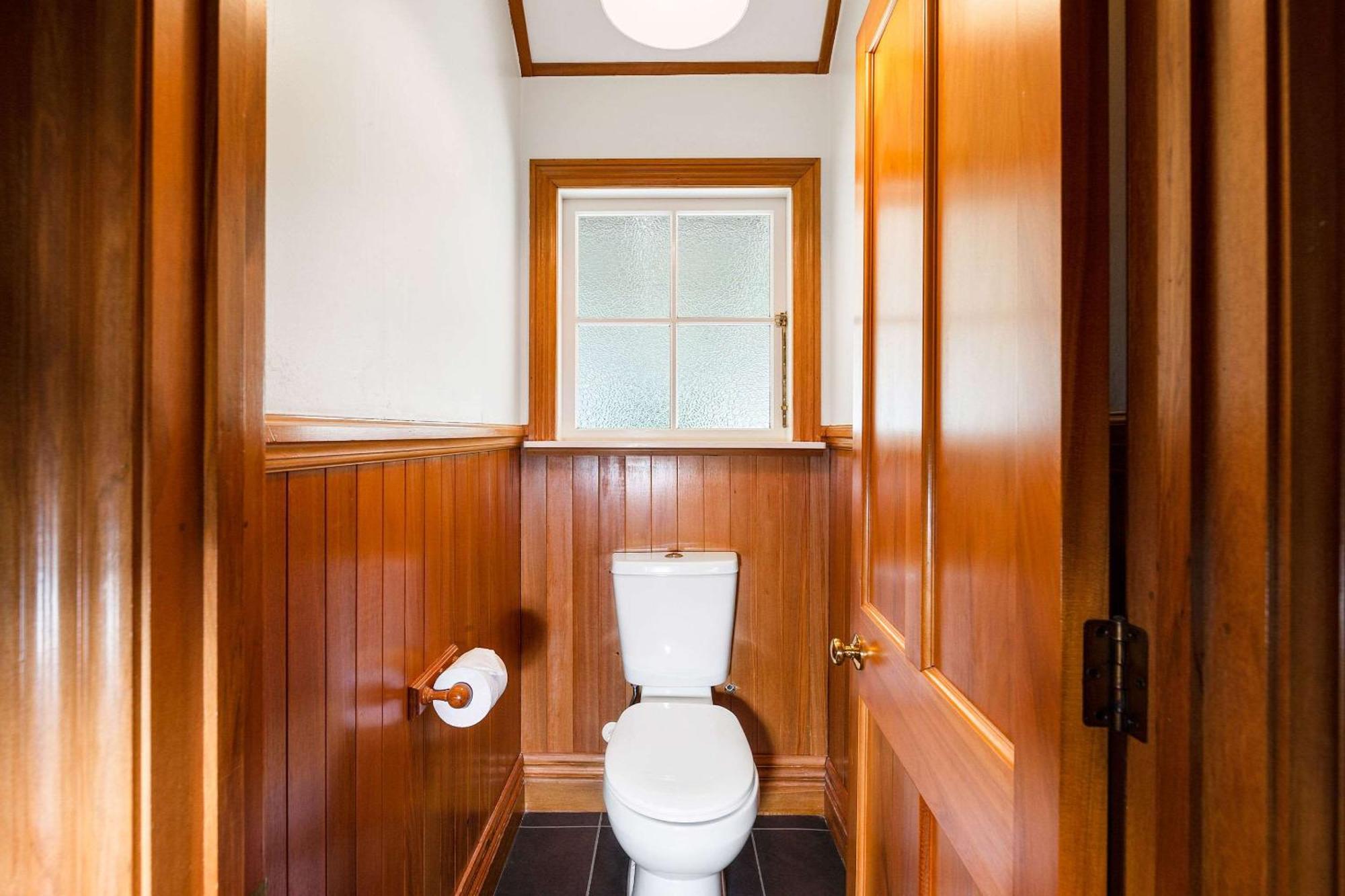 Huka Falls Resort Таупо Екстериор снимка A toilet in a house