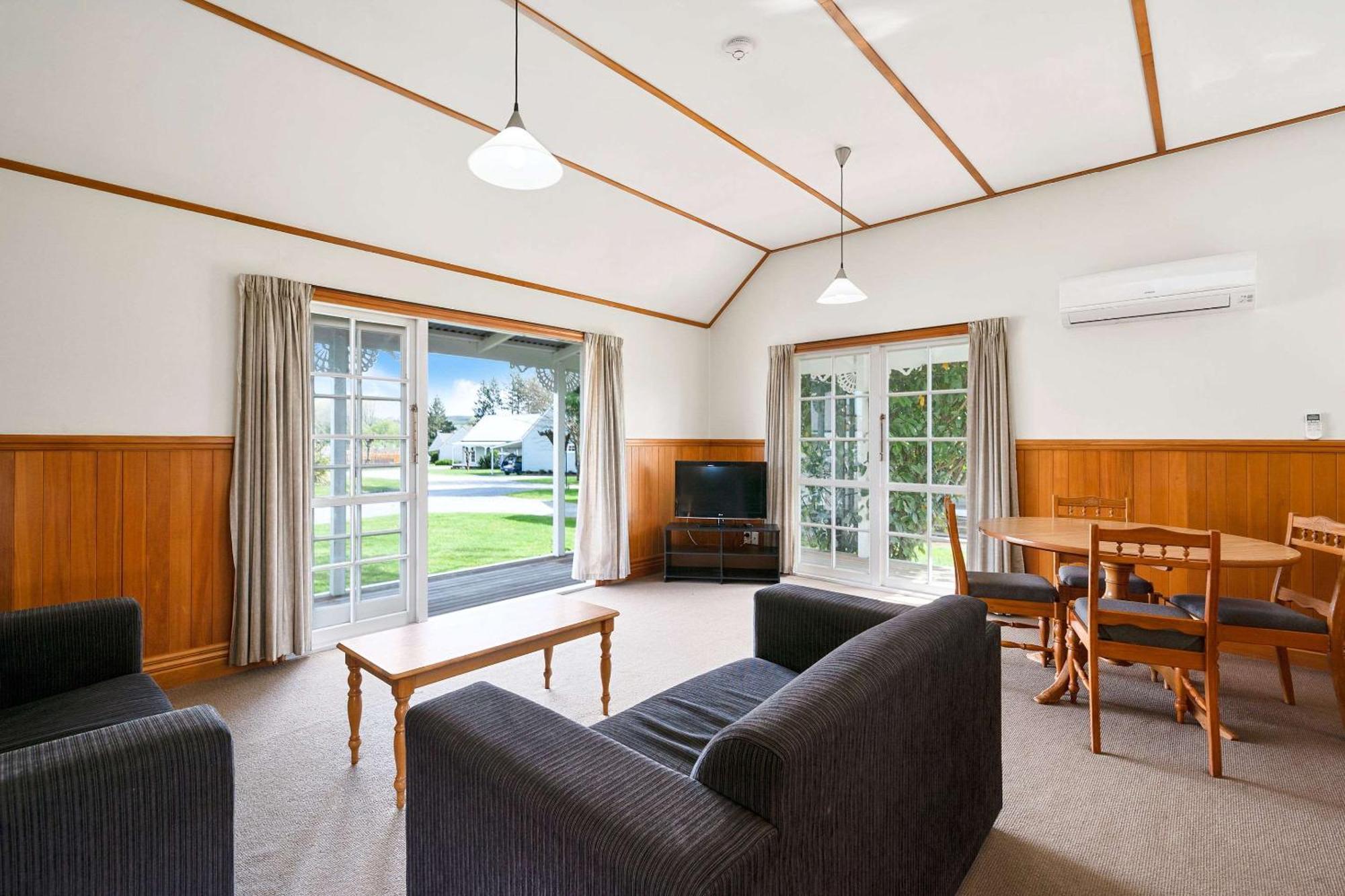 Huka Falls Resort Таупо Екстериор снимка Living area of a typical two bedroom apartment
