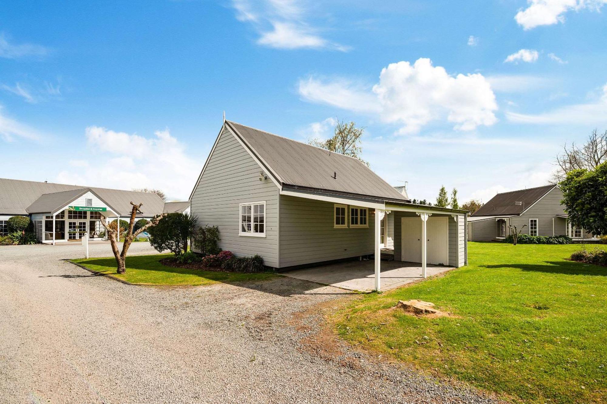 Huka Falls Resort Таупо Екстериор снимка A bungalow in the Netherlands