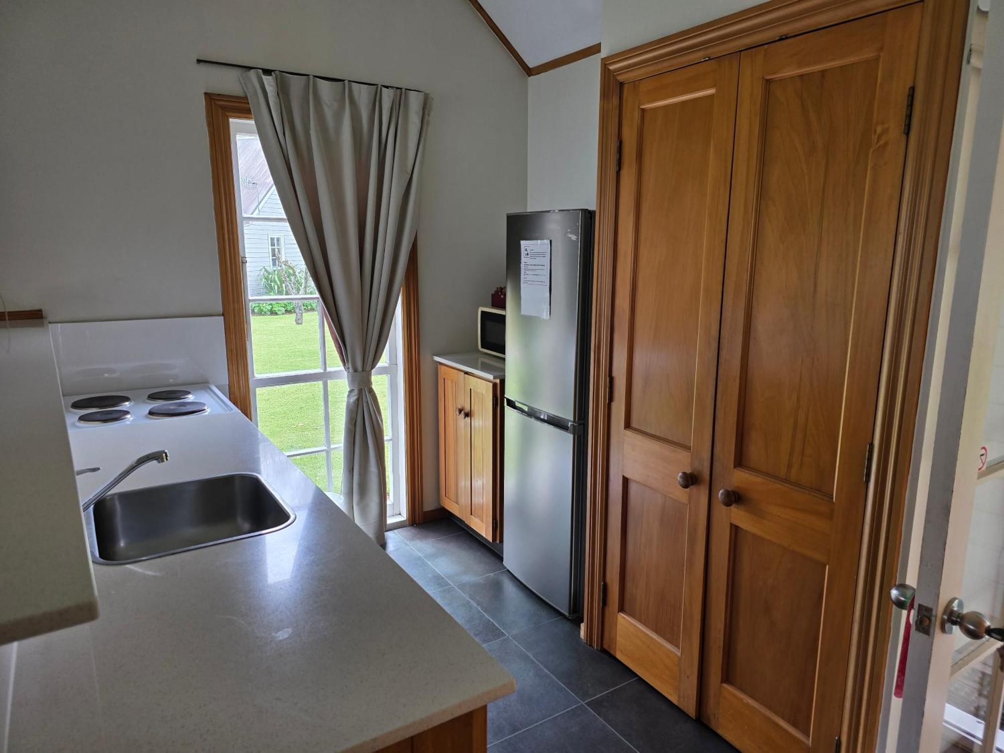 Huka Falls Resort Таупо Екстериор снимка Kitchen in a typical one-bedroom apartment