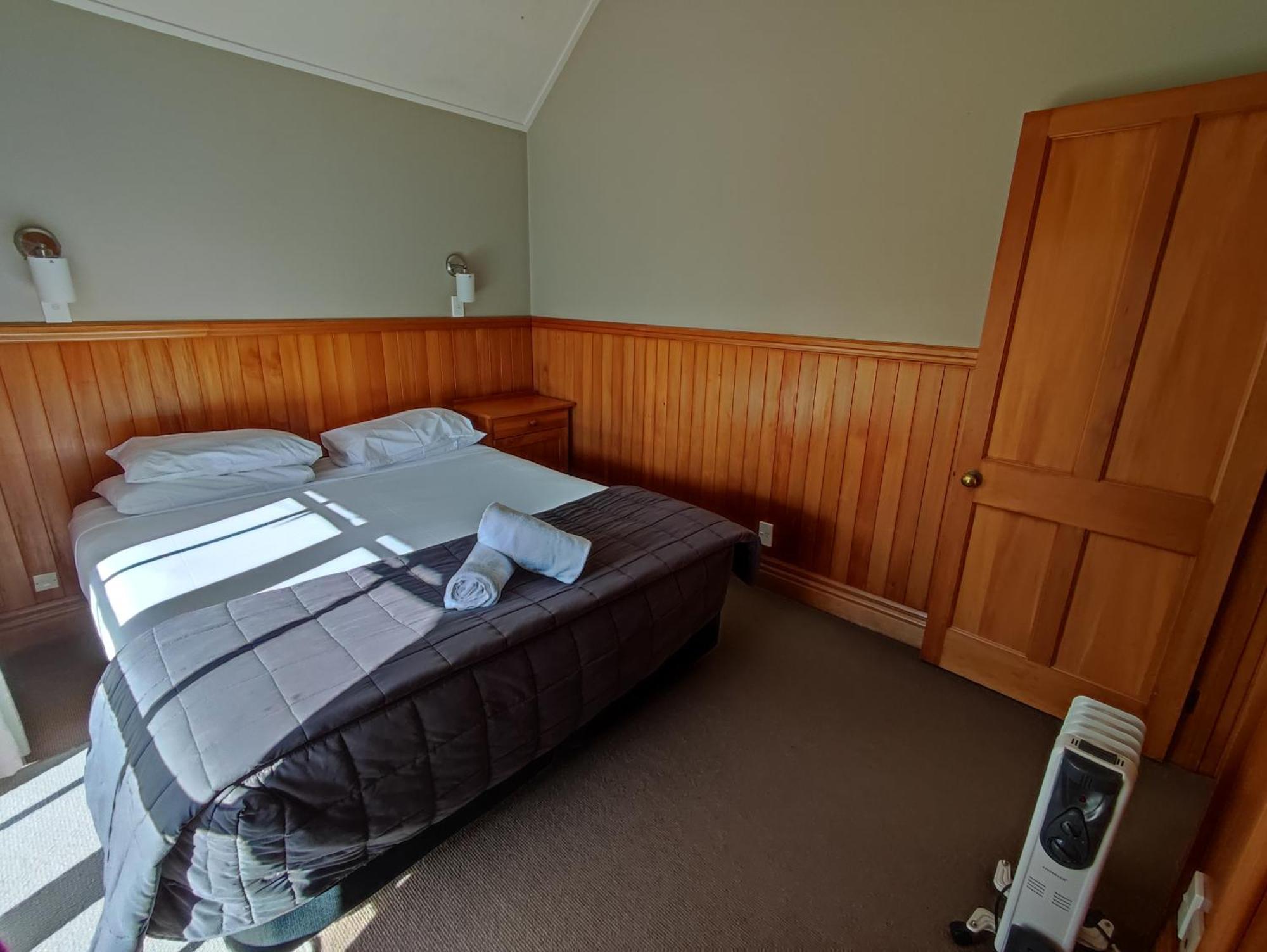 Huka Falls Resort Таупо Екстериор снимка A bedroom in a motel