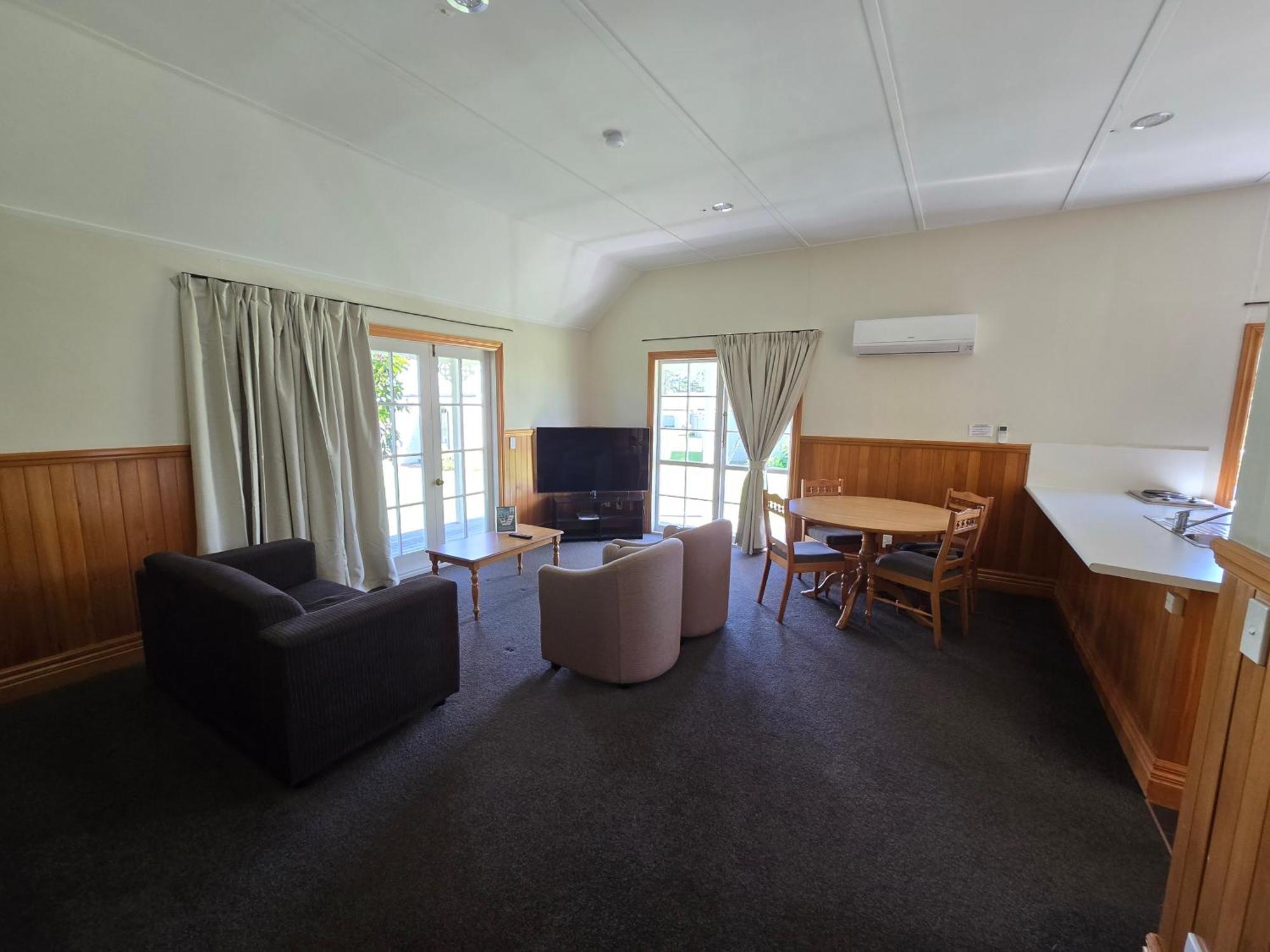 Huka Falls Resort Таупо Екстериор снимка Living room of a two bedroom cottage
