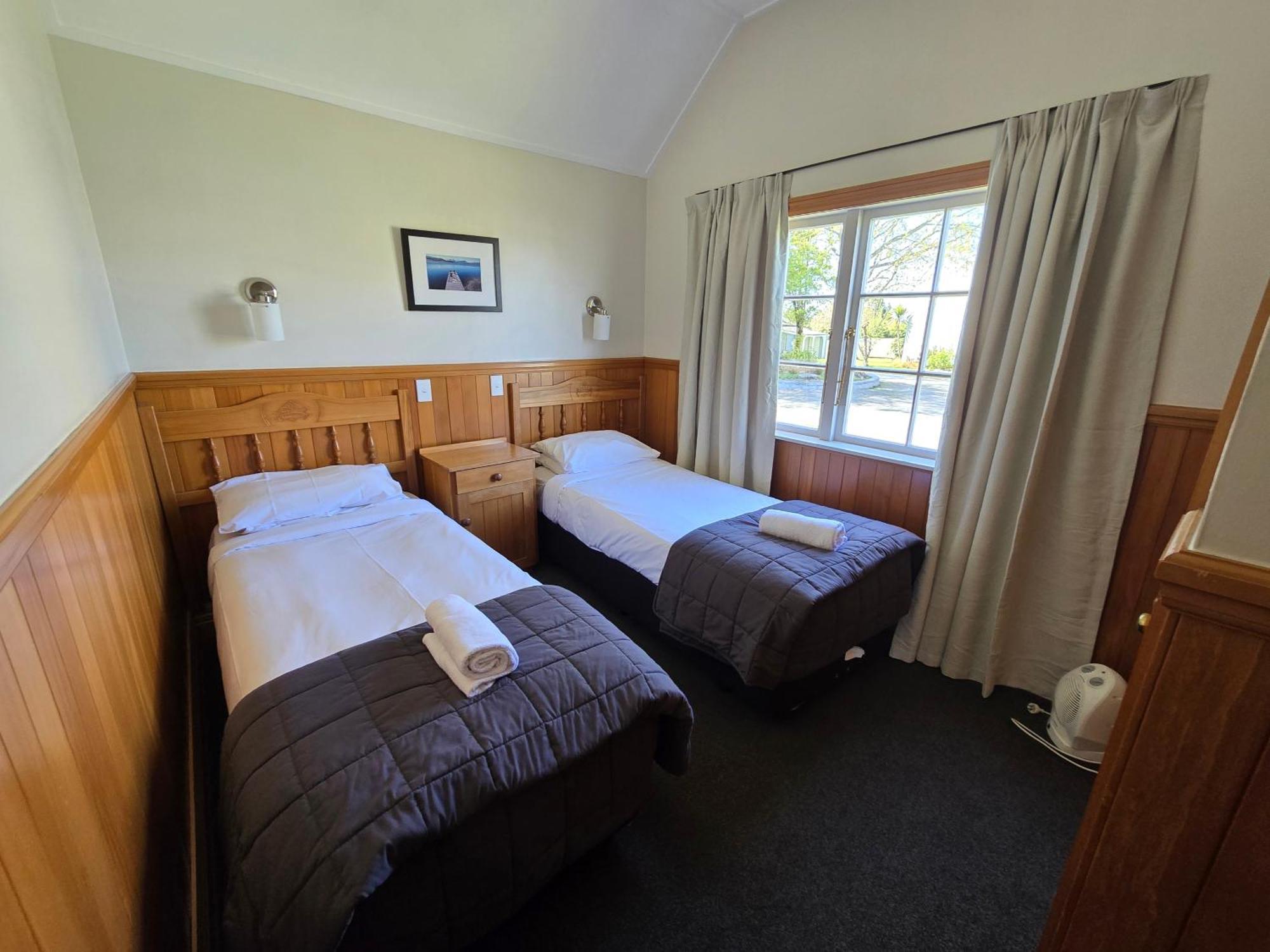 Huka Falls Resort Таупо Екстериор снимка A typical room at the lodge