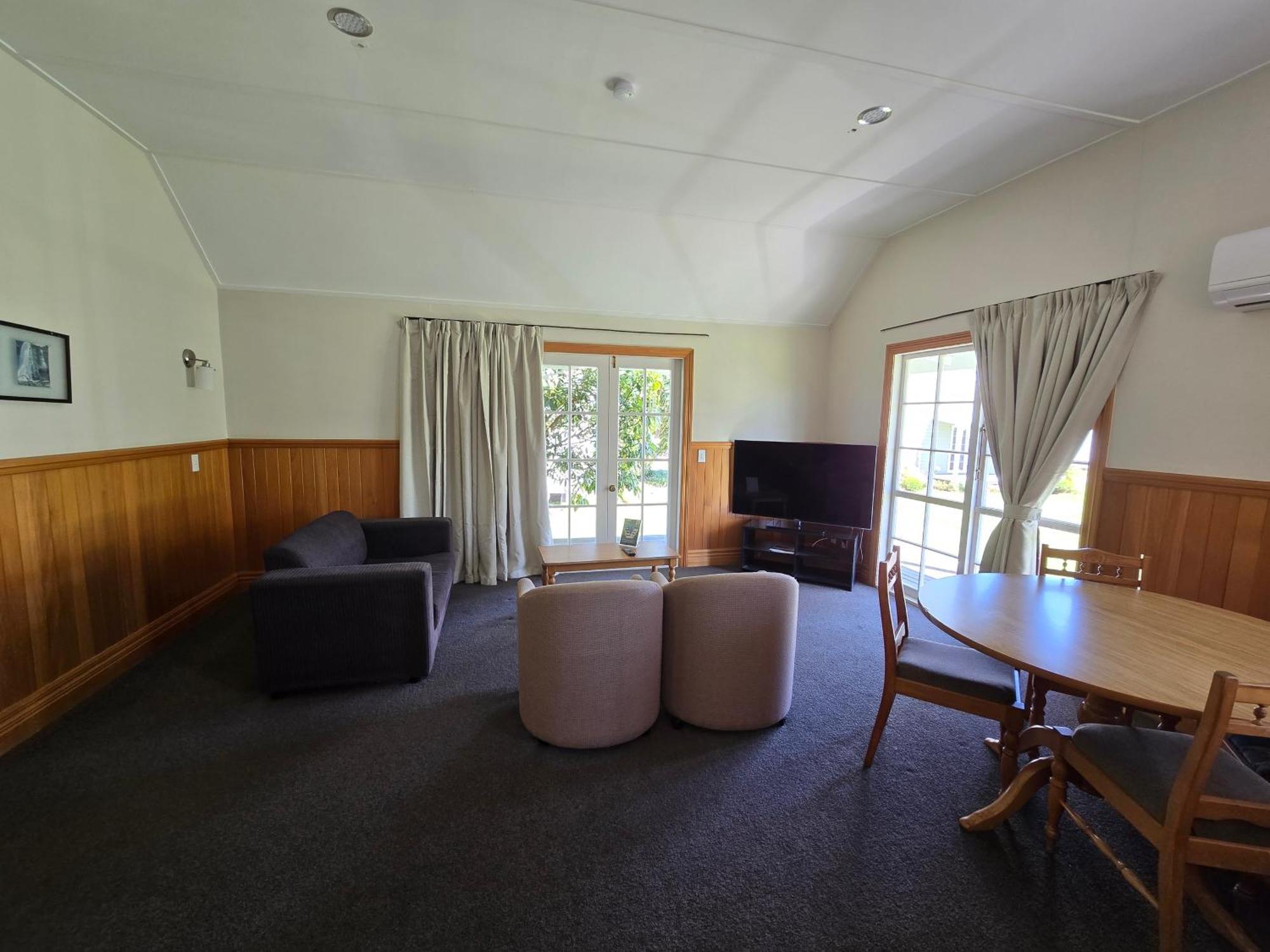 Huka Falls Resort Таупо Екстериор снимка The lounge of a two-bedroom apartment at the hotel
