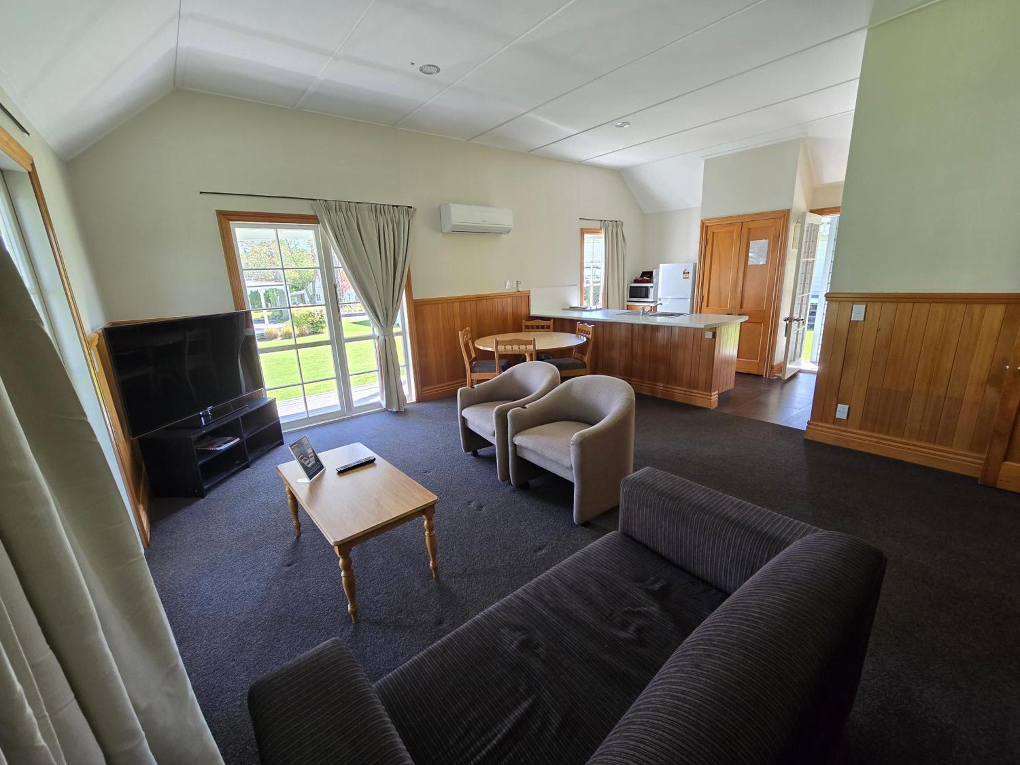 Huka Falls Resort Таупо Екстериор снимка Living area of a two bedroom cottage