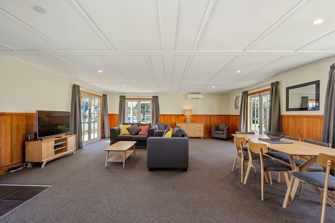 Huka Falls Resort Таупо Екстериор снимка The common room at the University of Waikato's Melville Hall
