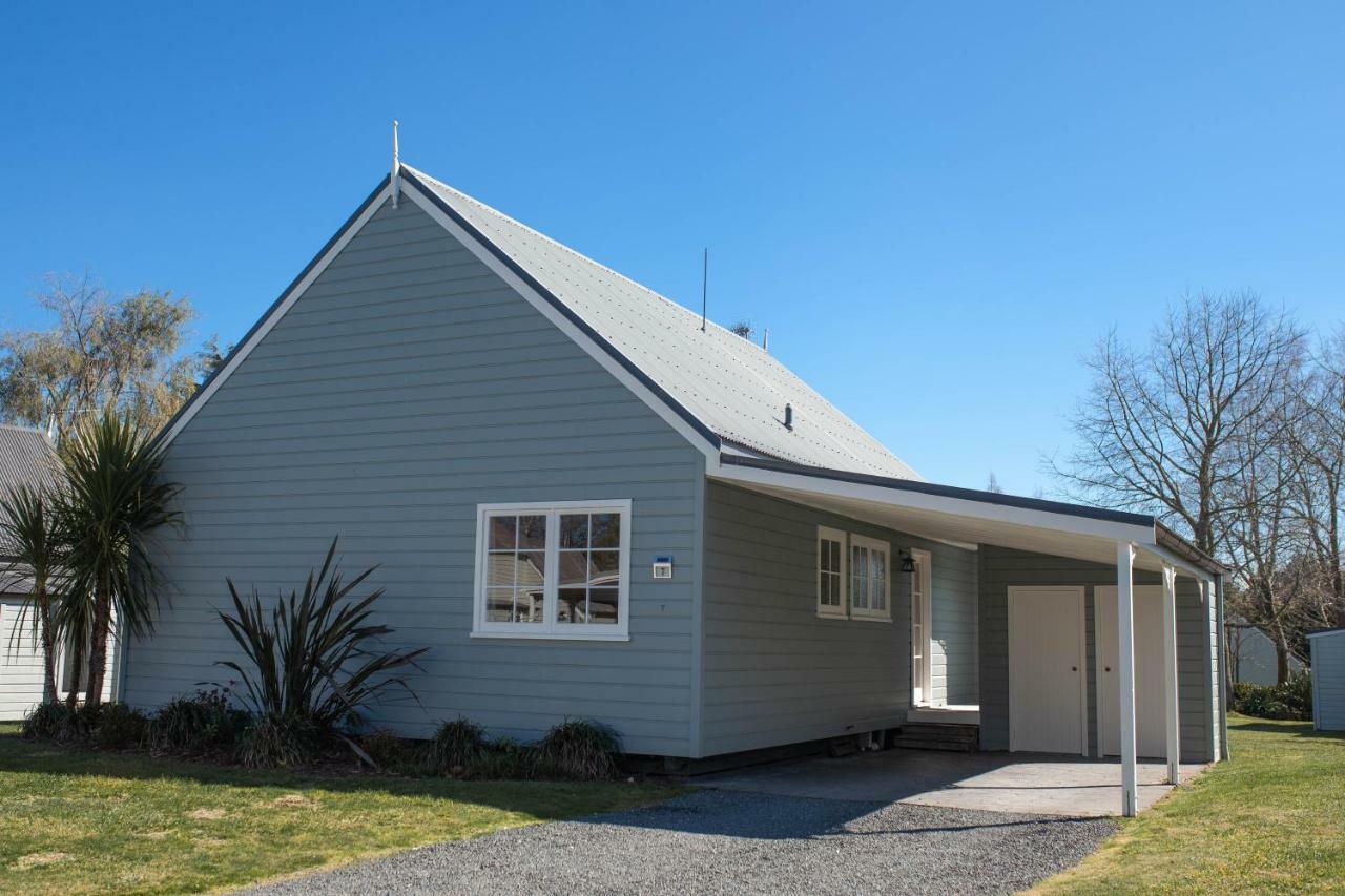 Huka Falls Resort Таупо Екстериор снимка The former school building at Waimate